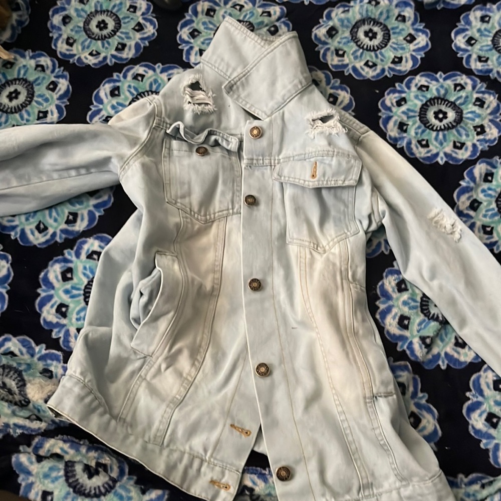 I got a woman’s Jean jacket size small it’s my sister n laws never been warn